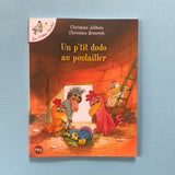 Le piccole galline. Dormire un po' nel pollaio