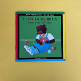 Petit Ours Brun joue avec son chat