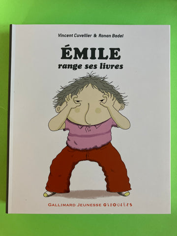 Emile range ses livres