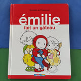 Emilie fait un gâteau