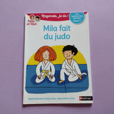 Regarde, je lis. Mila fait du judo