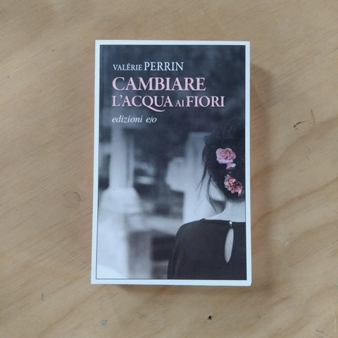 Cambiare l'acqua ai fiori