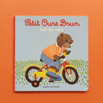 Il piccolo orso bruno va in bicicletta