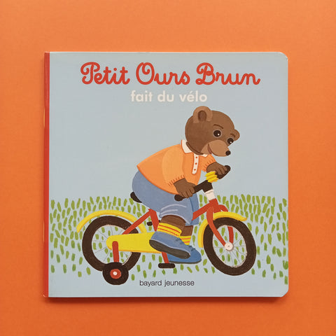 Il piccolo orso bruno va in bicicletta